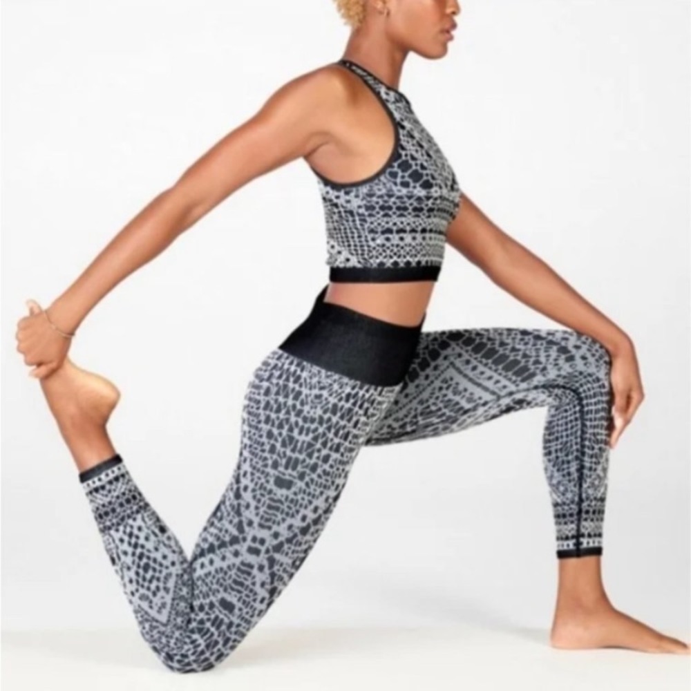 Fabletics SculptKnit Crop Top & Leggings Set ♥️